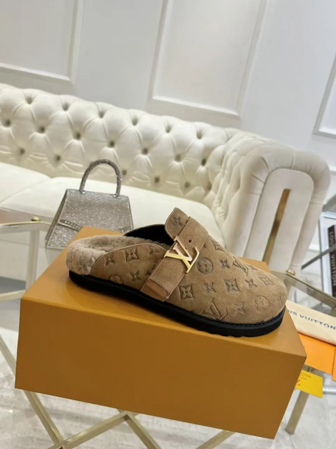 p600✨ LV Couple’s Wool Slippers｜Full of high-end feel, the soles of your feet are luxurious✨ We have achieved the ultimate restoration of the "higher version" of this pair of LV classic toe-toe slippers! 👫💫 🌟 The core advantages are clear at a glance: ✔️ Original jacquard + cowhide fabric, delicate texture, high-end at first glance; ✔️ 280% pure wool lining, wearing barefoot is like stepping on clouds ☁️, soft and skin-friendly and not sweaty; ✔️ Non-slip rubber bottom + three-dimensional toe design, super stable for walking, fashionable and practical!  👀 Must-have attention to detail: Belt buckle + classic LV presbyopic elements, revealing the aura of a big-name brand in a low-key manner ~ Whether it is a couple dating or a trip with besties, both of them are the focus when they go out👟💖 ✨ Easily match the wardrobe: jeans + sweaters, lazy and casual style ✔️ Coat + skirt, refined and elegant ✔️ One pair of shoes can handle a variety of styles, and the sense of luxury is never artificial ~ #LV slippers #couple outfit #High-End Customization #Quality Shoes Recommendation Fabric: Yangjing/classic jacquard fabric Lining: Imported wool lining Sole: Original rubber sole Size: Female 35-41 Male 38-46